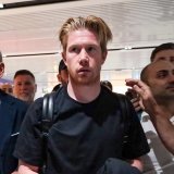 Kevin De Bruyne à l'aéroport de Rome sur le chemin de Naples. KEYSTONE/EPA/TELENEWS